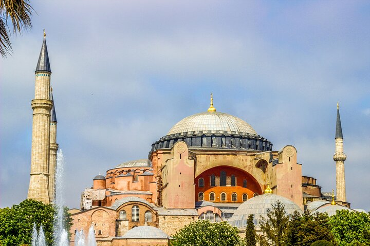 Experience the grandeur of Hagia Sophia as you explore Istanbul's rich history from its stunning architecture to the intricate details of ancient craftsmanship throughout the Old City.