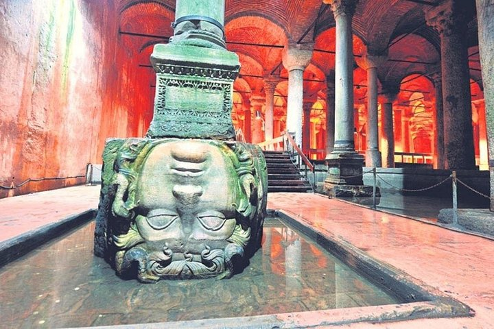 Private Guided Basilica Cistern and Topkapi Palace with Skip Line - Photo 1 of 13