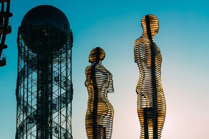 Ali and Nino Statue in Batumi