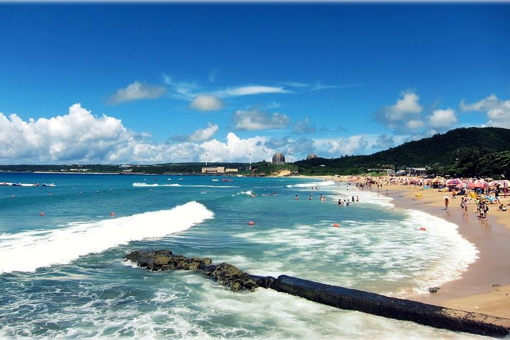 Discover the stunning beaches of Kenting where waves meet golden sands and sun seekers enjoy clear skies. A perfect getaway to immerse in southern Taiwan's natural beauty.