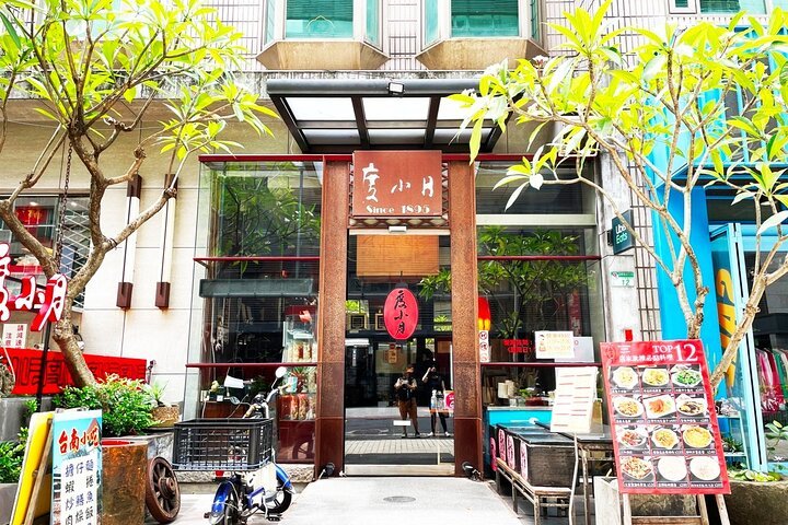 Experience the charm of Tu Hsiao Yueh where traditional Taiwanese flavors meet a nostalgic ambiance inviting travelers to savor the heart of Taipei’s culinary heritage.