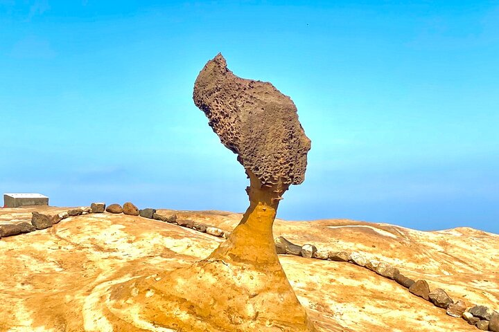 Discover the unique rock formations of Yehliu Geopark including the iconic Queen’s Head as you journey through Taiwan's stunning coastal landscapes and natural wonders.
