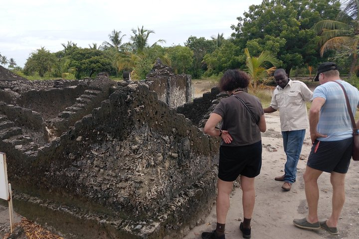 Guide giving information about Kaole Ruins to guest