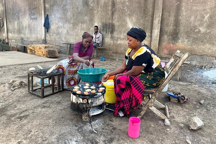 Mama's cooking Rice Cake in the streets of Sioni