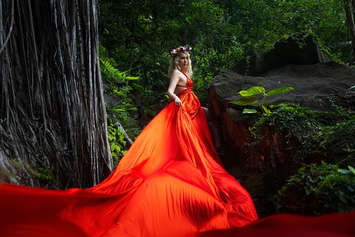 Private Flying Dress Photoshoot With A View in Oahu | Pelago Private Flying Dress Photoshoot With A View in Oahu | Pelago