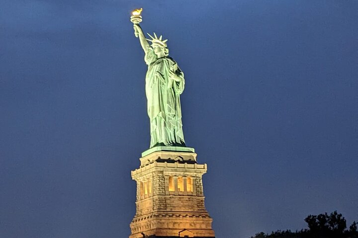 Private Sunset Sail of NYC Skyline and Statue of Liberty in Jersey