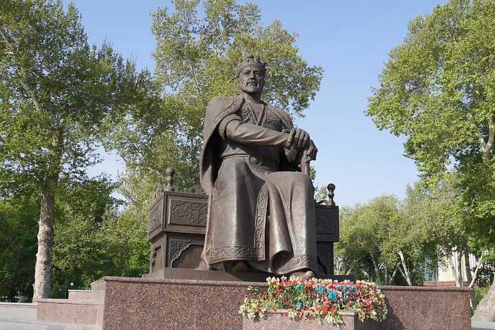 Amir Temur statue
