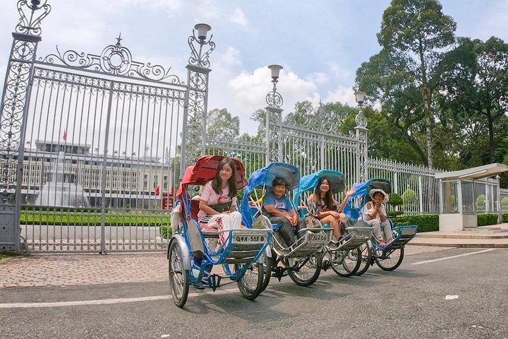 1-hour cyclo trip combined Vietnamese family meal - Photo 1 of 8