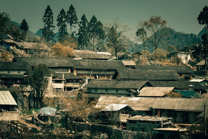 Lao Xa remains pristine, as pure as a young Hmong girl with a full moon age. At the end of spring, peach, plum, pear trees still bloom brilliantly with pink and white hues on the dark tiled roofs. Thi