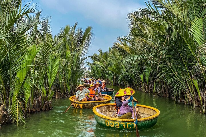 https://www.pelago.com/img/products/VN-Vietnam/40-minutes-basket-boat-ride-in-the-water-coconut-forest/2668d7fd-6eda-4c87-808d-2b6d2410d938_40-minutes-basket-boat-ride-in-the-water-coconut-forest.jpg