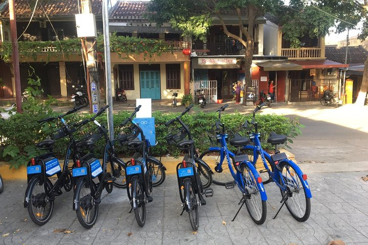 Discover the charm of Hoi An while effortlessly cycling through its picturesque streets. With convenient e-bike rentals exploring this historic town becomes an enjoyable adventure.