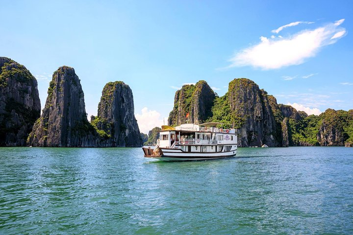 Airport drop-off with Halong bay cruise - Photo 1 of 7