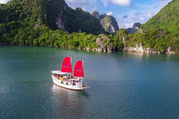 Small Group To Visit Halong Bay