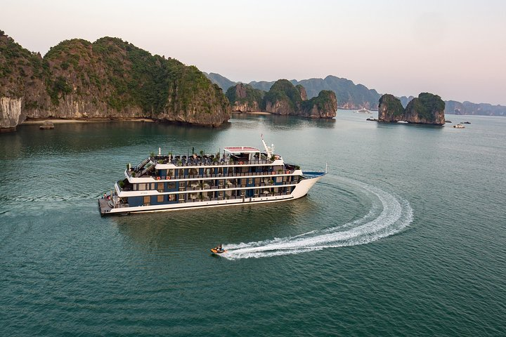 BEST SELLER Overnight Cruise in Halong Bay & Lan Ha Bay (2D1N)