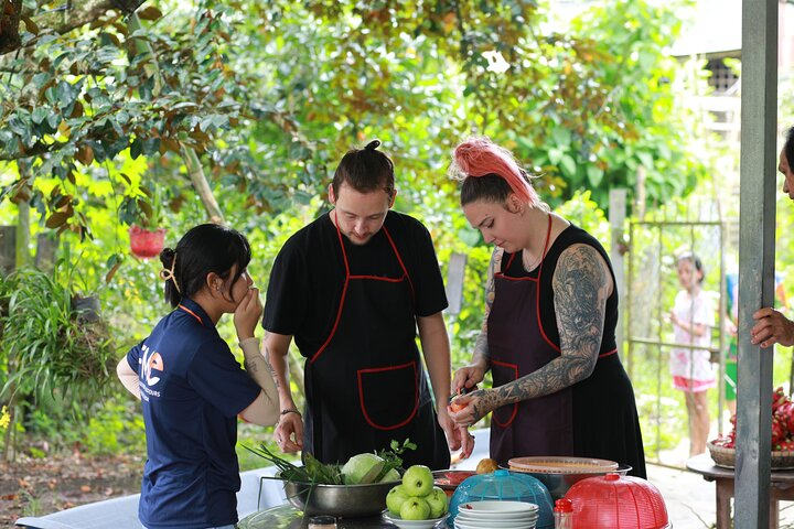 travelers learn to cook at local house