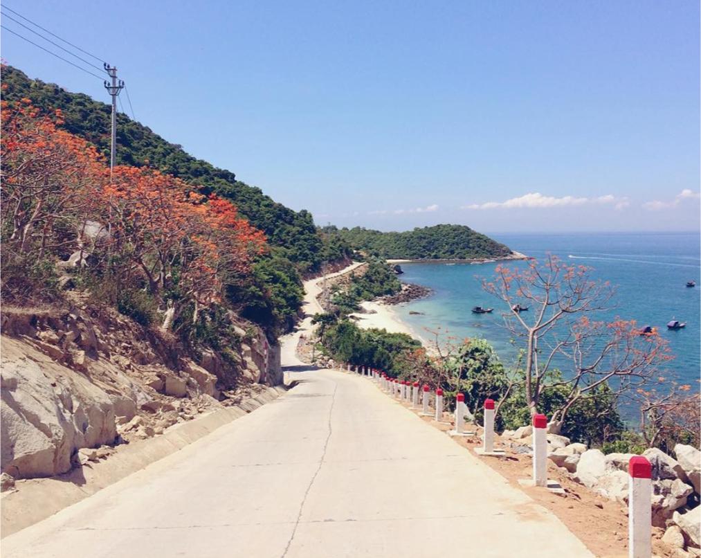 Discover the charm of Cham Islands where scenic coastlines meet lush landscapes. Explore hidden beaches and indulge in the beauty of nature perfect for relaxation and adventure.