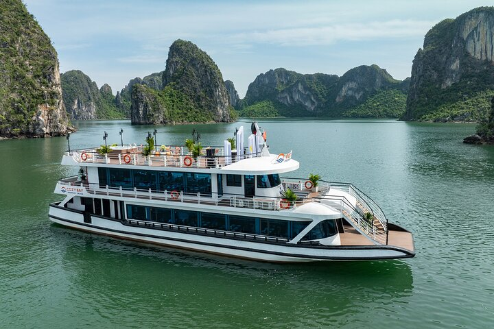 Cozy Bay Premium Cruise looks like a Princess in the beautiful scenery of Ha Long Bay