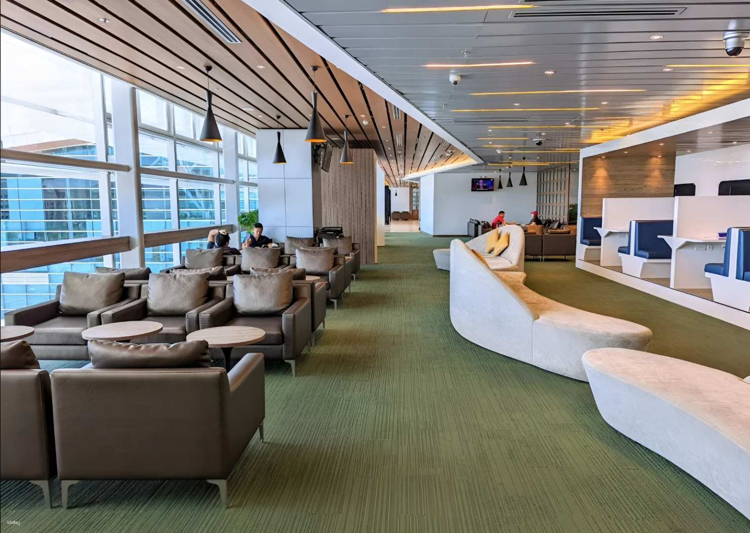 Experience comfort and elegance in a serene setting at the Da Nang Business Lounge complete with relaxing seating workspaces and dining options ideal for unwinding before your flight.