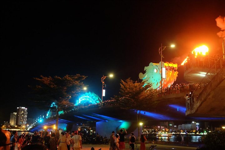 see dragon bridge fire and water 9p.m weedkend boat trip