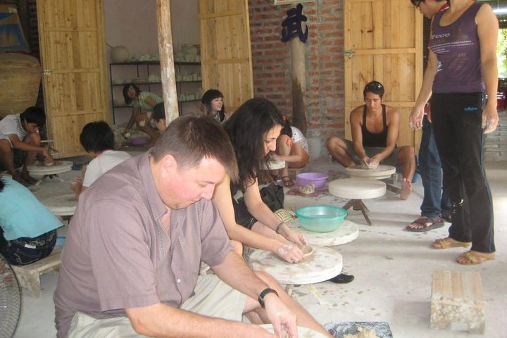 Learn how to make a pottery product in Bat Trang