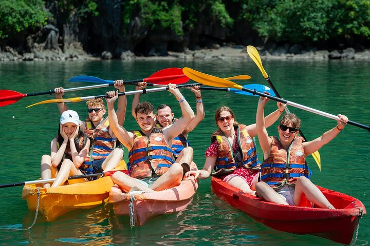 Kayking in Halong