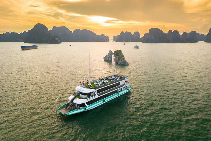 Explore Halong Bay on Luxury Day Cruise: Great Service & Buffet