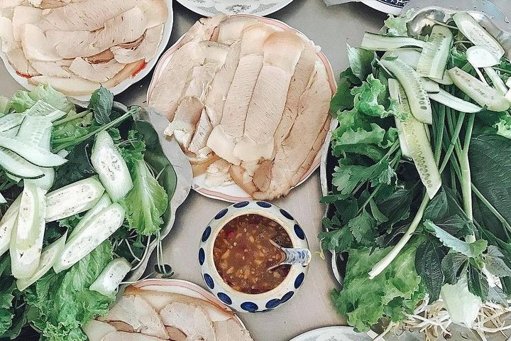 Girdle cake rolled with pork (Bánh tráng cuốn thịt heo)