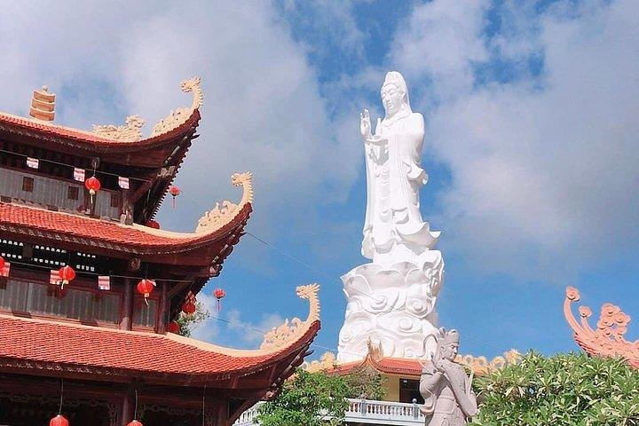 Discover the rich culture of Phu Quoc at Ho Quoc Pagoda where stunning architecture meets serene surroundings perfect for reflection and appreciation of local traditions and spirituality.