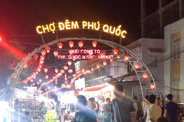 Explore the lively Duong Dong Night Market where local flavors and crafts come alive under sparkling lights offering a true taste of Phu Quoc's culture and culinary delights.