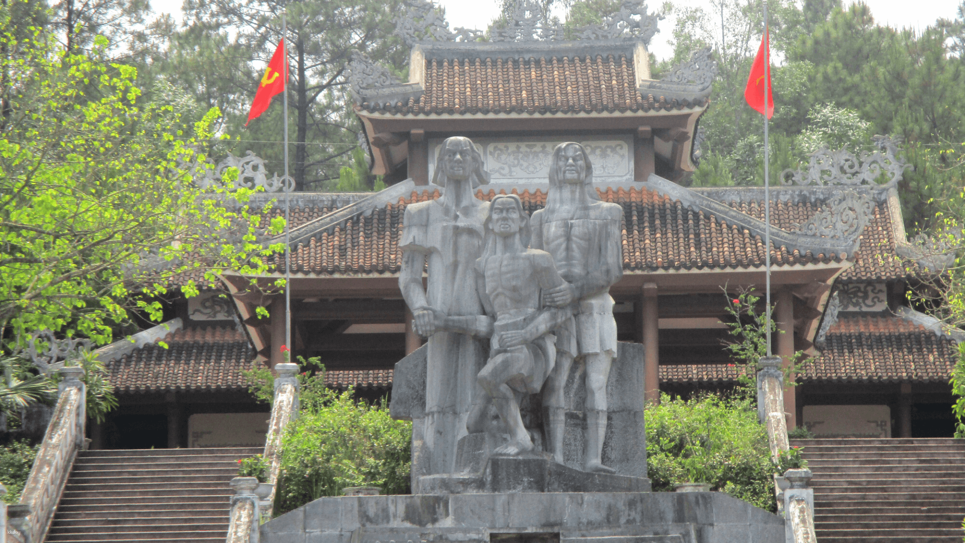 Half-Day Tour To Visit Nine Tunnels - Huyen Tran Princess Temple - Artist Village | Hue - Photo 1 of 5