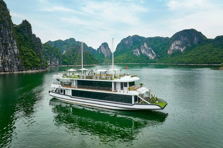 Premium Boat with Jacuzzi , Buffet Lunch