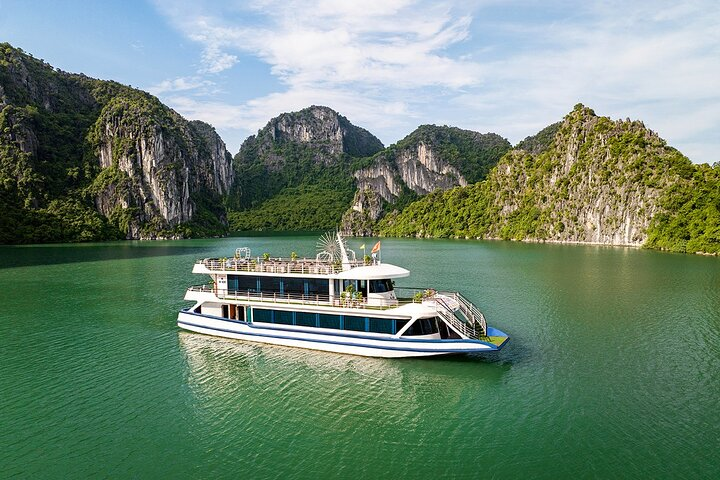 Halong Bay Luxury Day Trip with Hercules Cruise From Harbor