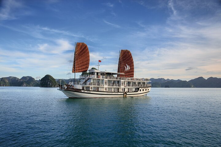  Halong Bay Overnight Cruise from Hanoi by Expressway Transfer