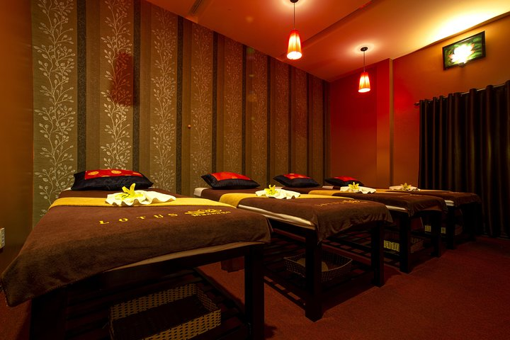 Hands Body Massage 90 mins with aroma oils - Photo 1 of 6