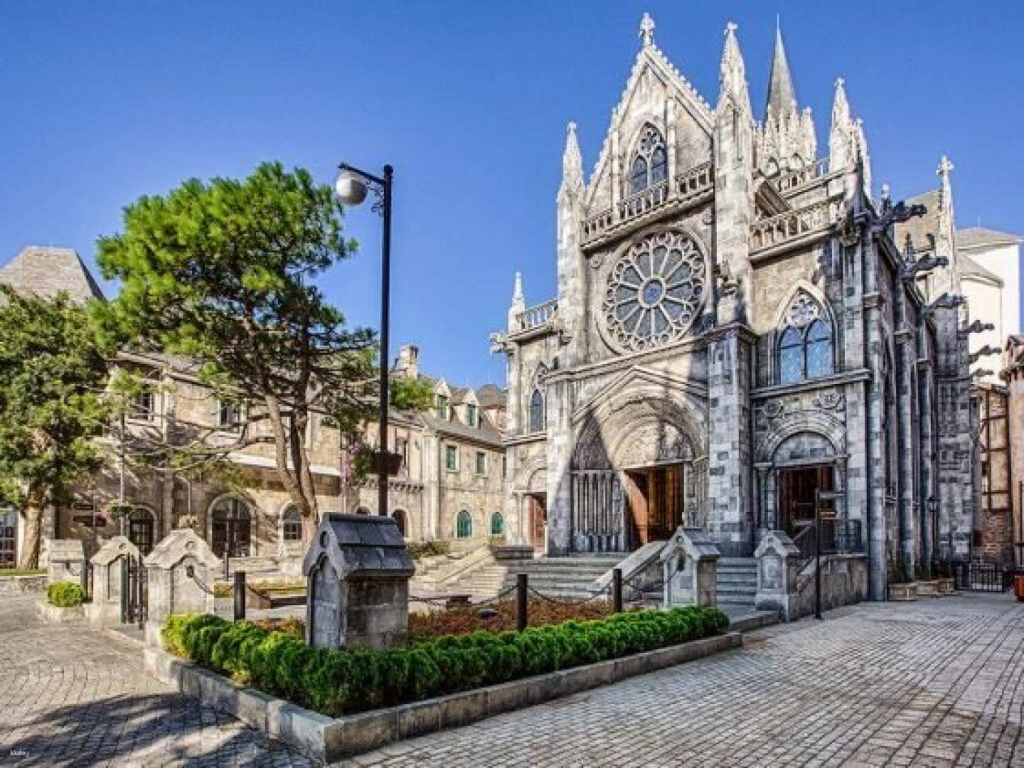 [Koreans Only] Danang Ba Na Hills + Massage Full-Day Tour (Admission Ticket, Cable Car, Golden Bridge, Han Market, Massage, Lotte Mart) - Photo 1 of 6