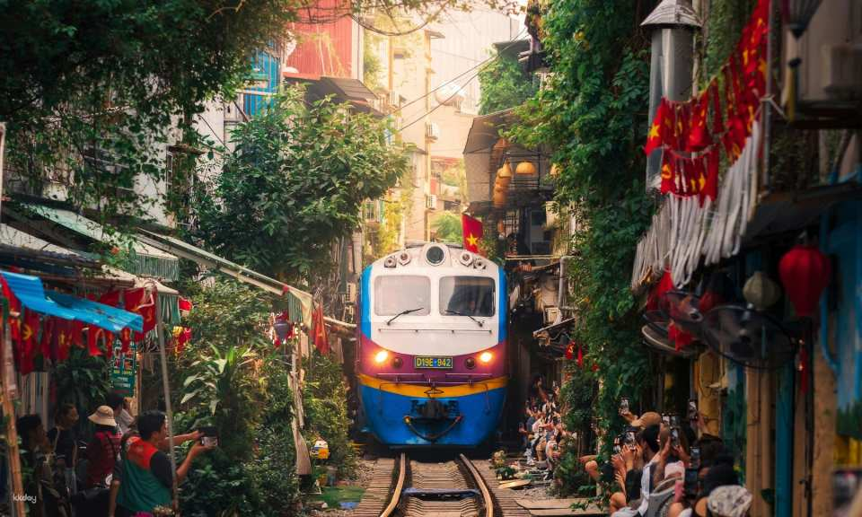 [Hanoi] A must-see for girls' trips! Egg coffee at the hidden gem cafe "Serein Cafe & Lounge" with a panoramic view of Long Bien Bridge + Train Street + Chocolate making experience tour at the popular chocolate brand "ALLUVIA" <Japanese guide / Lunch at Hanoi specialty "Fourtain" included> - Photo 1 of 9