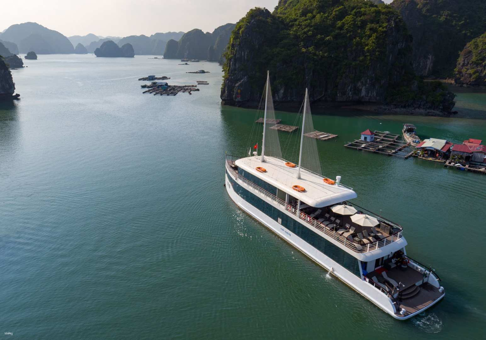 [Departing from Hanoi] Cruise Halong Bay and Lan Ha Bay on a luxury cruise ship! Sunset parties, kayaking, cooking classes and other activities are also available. <Limo bus transfers/Round-trip highway use/Japanese guide included/Buffet lunch on board/Non La (sedge hat) gift included> - Photo 1 of 7