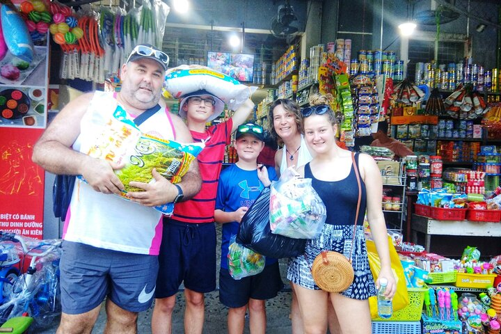 Discover the joy of local markets while supporting a noble cause. Engage with the community and share in delightful culinary experiences that celebrate Hoi An's rich culture and heritage.