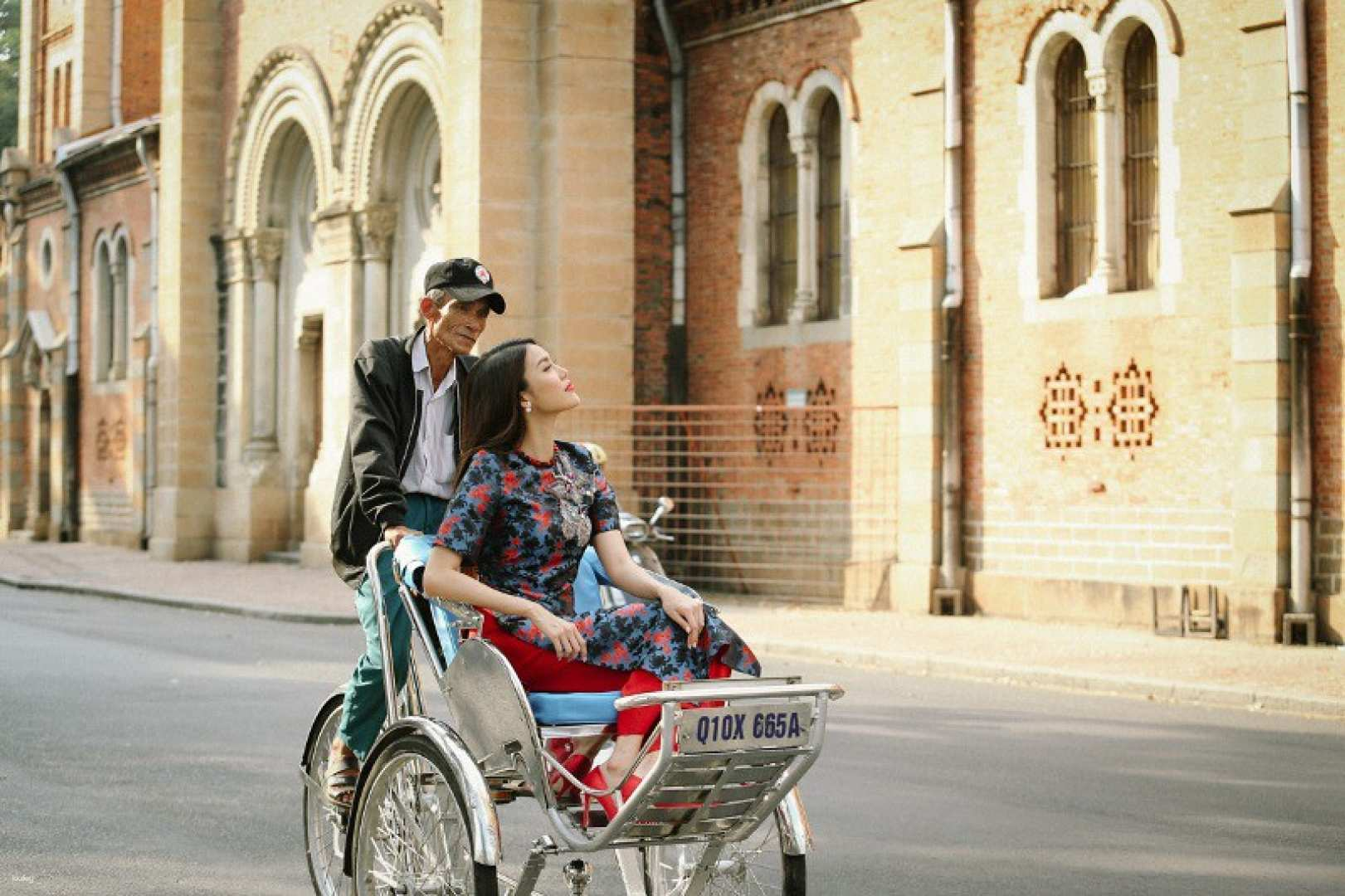 Wear the traditional Vietnamese costume, Ao Dai, and experience riding a cyclo and visiting photo spots. <Departure time: 16:00 / Ao Dai rental / Tricorne hat (Non La) as a gift> - Photo 1 of 10
