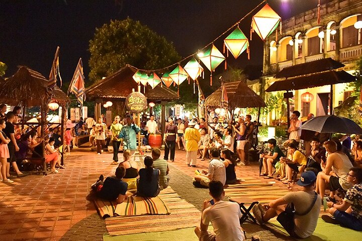 Play tradictional game with singing fold songs.