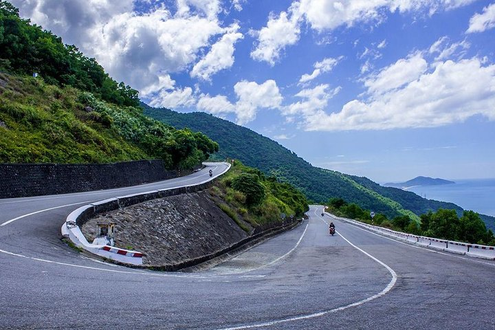 Dive into the cloudy in Hai Van Pass