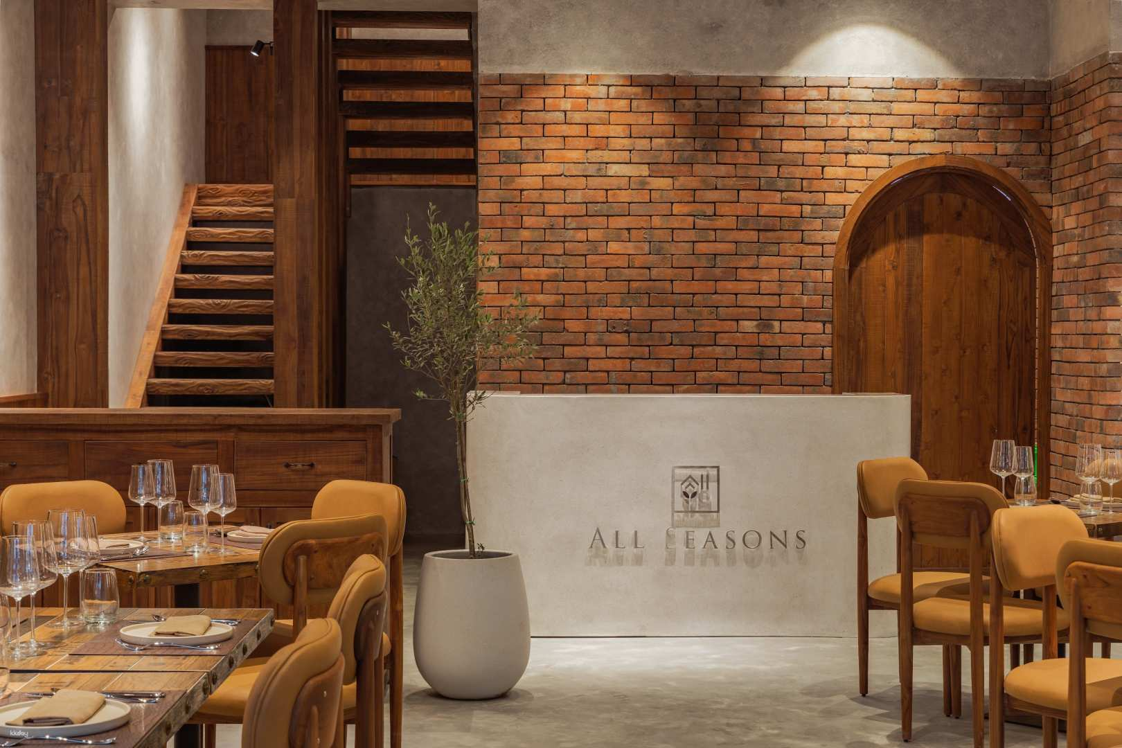 Savor lobster and fresh seafood in a stylish setting complete with live cooking stations and diverse international dishes perfect for indulging your taste buds in Da Nang.