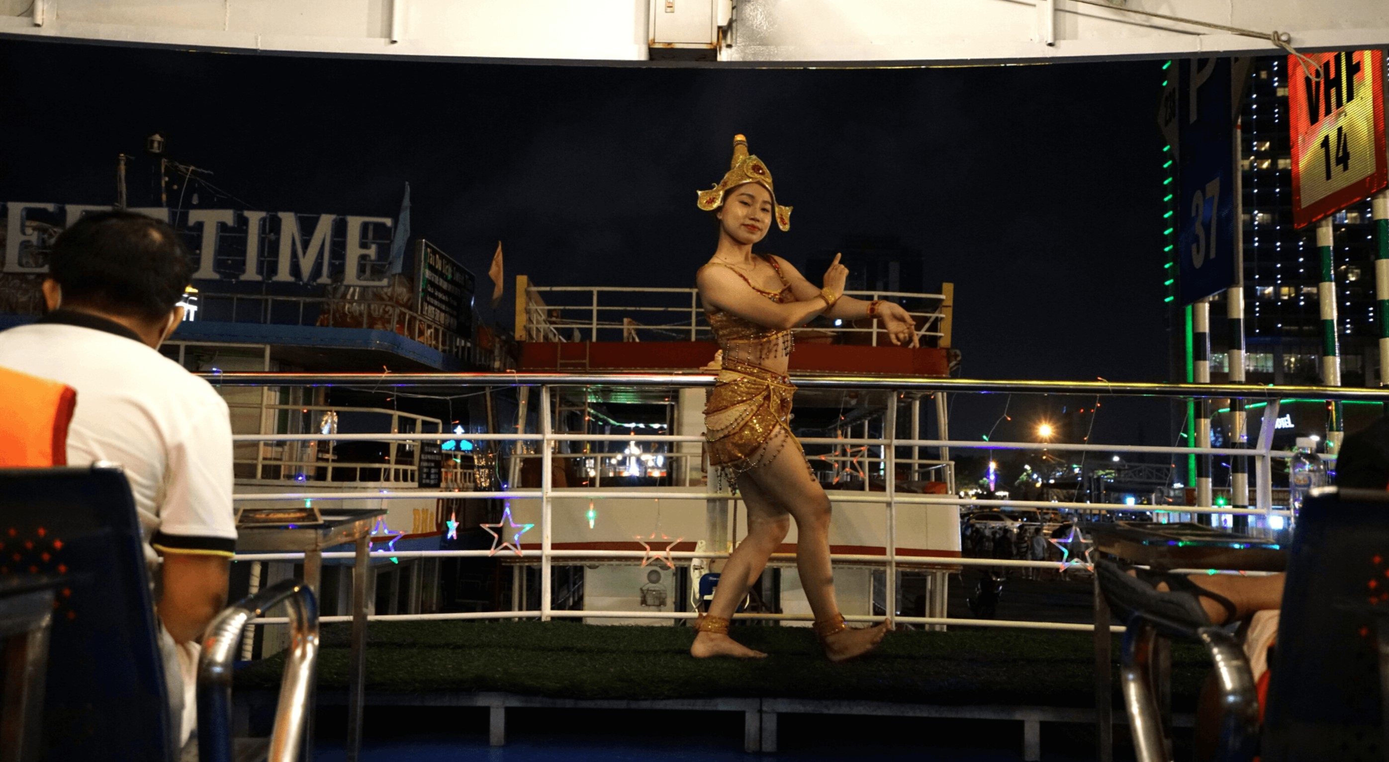 Experience a magical evening cruise on the Han River where stunning views merge with live performances delicious drinks and wonderful camaraderie among friends and family.