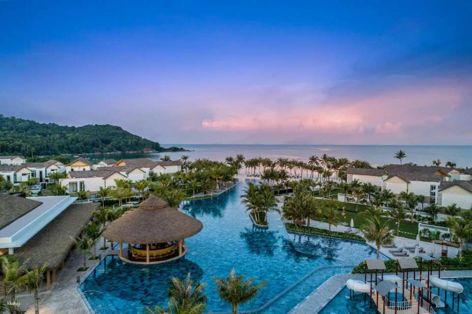 New World Phu Quoc Resort 3D2N｜3 Islands Junk Cruise Adventure｜With Daily buffet breakfast & Complimentary Kiss of the Sea show and Kiss Bridge - Photo 1 of 10