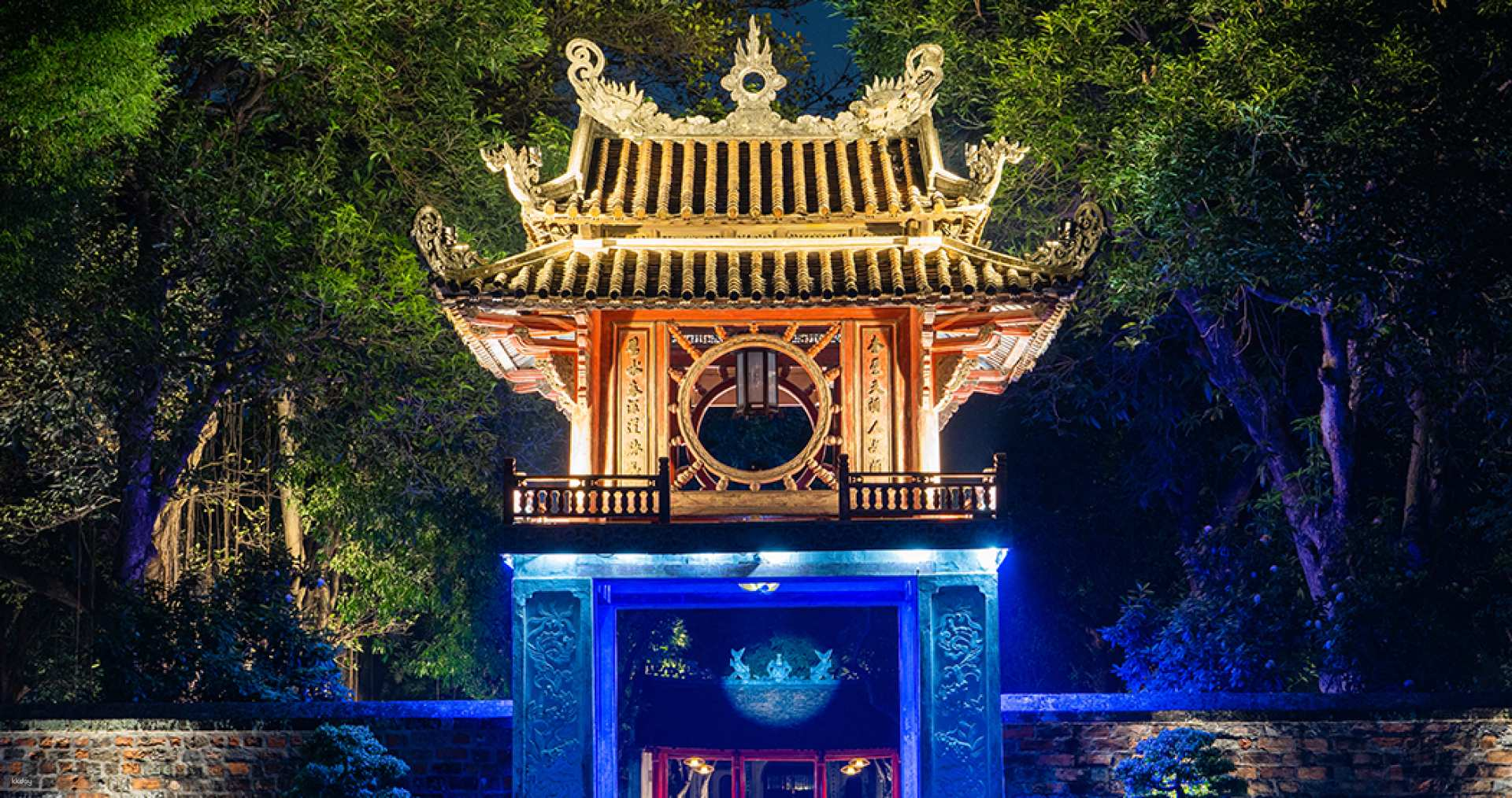 Explore the stunning interplay of light and architecture at the Temple of Literature where history and technology blend seamlessly for an unforgettable evening experience.