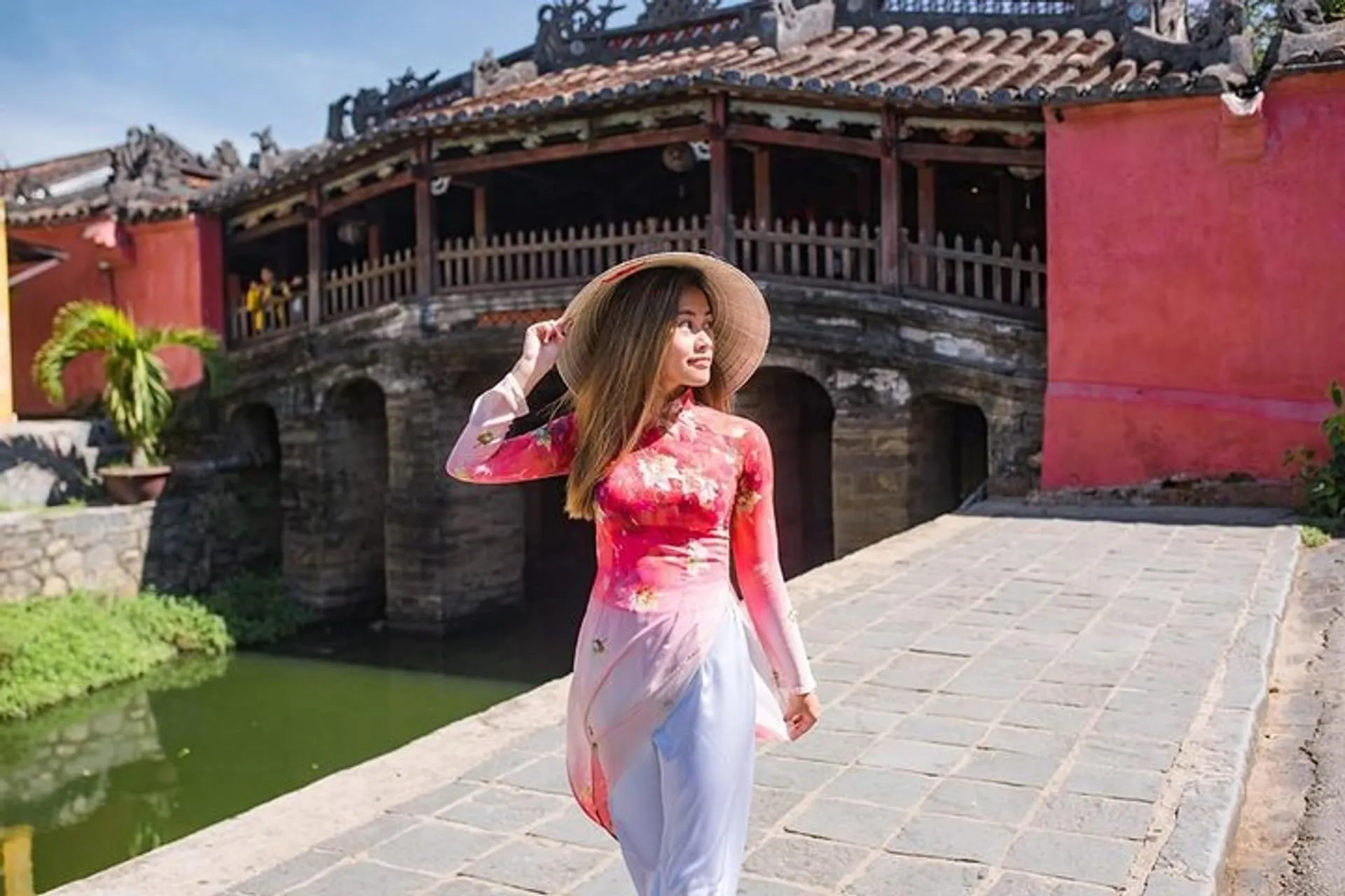 https://www.pelago.com/img/products/VN-Vietnam/photoshoot-ao-dai-viet-nam-in-hoi-an/54a746d8-6190-4294-a661-b3bab46b18d1_photoshoot-ao-dai-viet-nam-in-hoi-an-xlarge.webp
