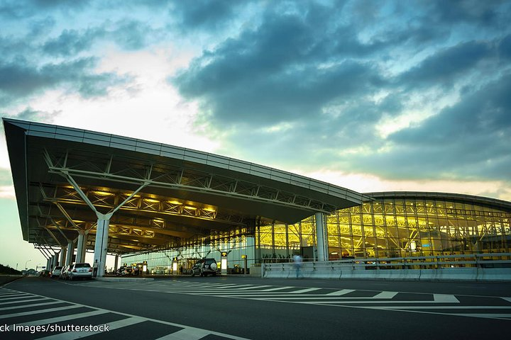 HO CHI MINH CITY - CAR RENTAL with driver ( 7s / 16s ) - Photo 1 of 2