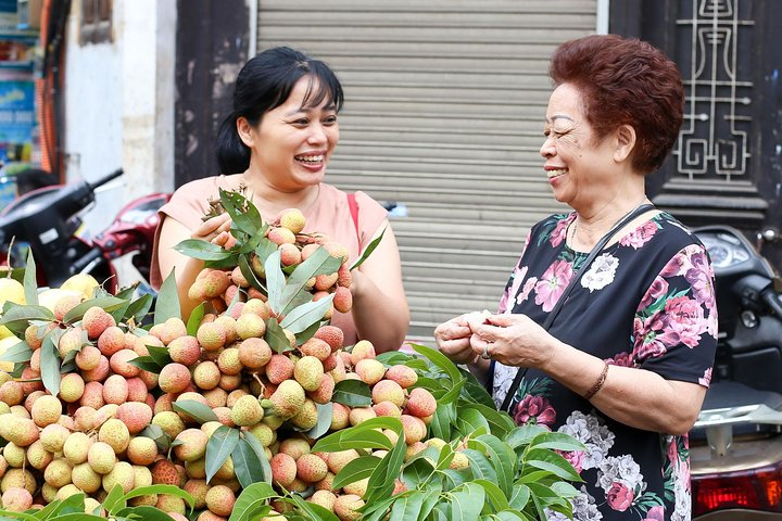 Private market tour in Hanoi with locals