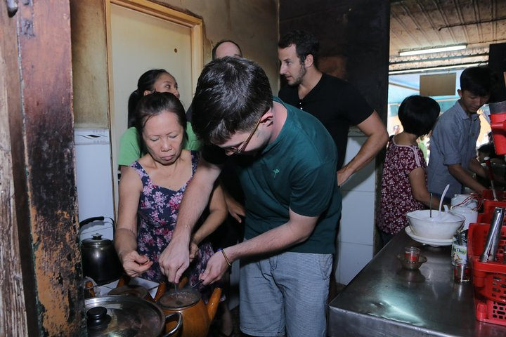 Learn how to make a cup of unique Vot coffee at the 80-year-old coffee shop