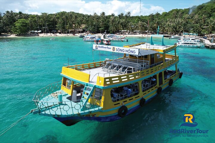 Set sail on a vibrant boat exploring three beautiful islands while enjoying fishing techniques taught by locals. Savor a freshly prepared lunch from your day’s catch amidst stunning waters.